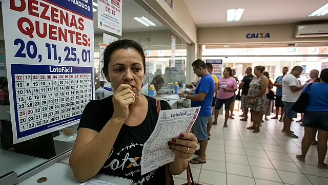 Apostador confere volante da Lotofácil em busca do prêmio milionário.
