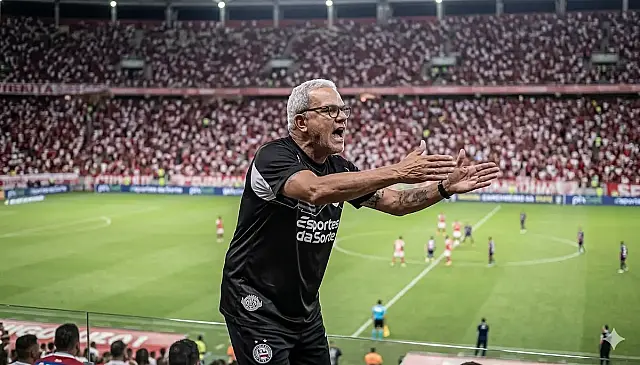 O técnico Hélio dos Anjos exigiu mais intensidade física e mental do elenco alvirrubro.