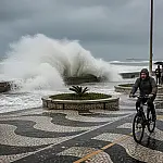 Mar invade orla de Santos em manhã de ressaca e frio de 19°C