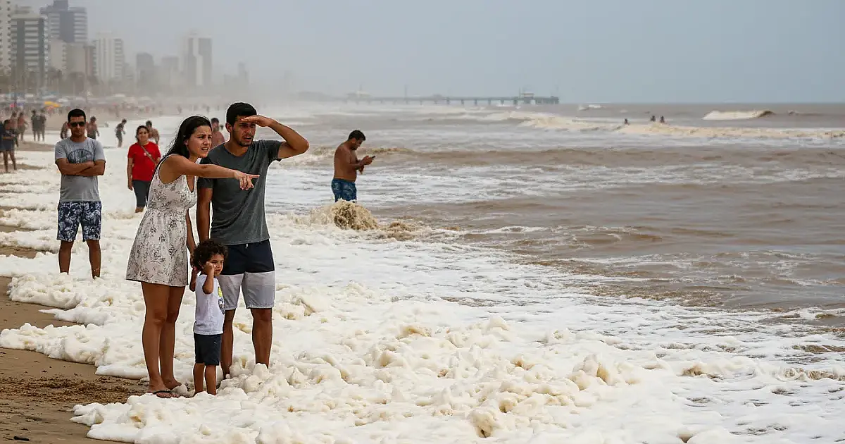 Mar 'cor de chocolate' em Praia Grande: Entenda o fenômeno que mudou a orla
