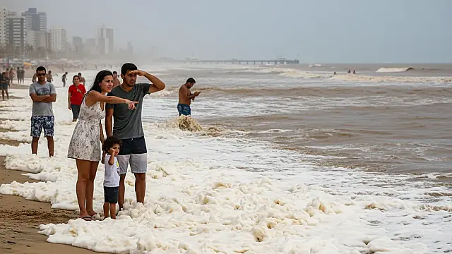 Fenômeno conhecido como maré marrom é causado por algas e sedimentos naturais na orla de Praia Grande.