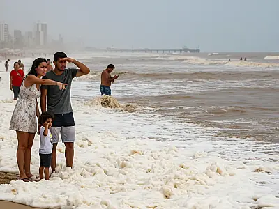 Fenômeno conhecido como maré marrom é causado por algas e sedimentos naturais na orla de Praia Grande.