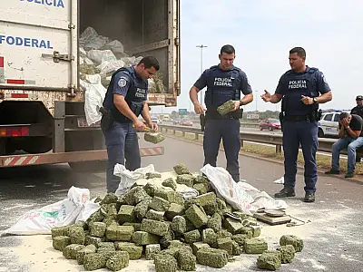 Agentes da Polícia Federal encontraram a droga escondida sob fardos de fécula de mandioca na Rodovia Feliciano Sales Cunha.