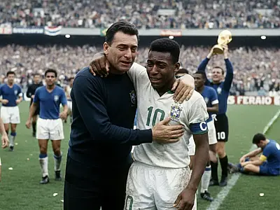 Pelé é o único atleta na história do futebol masculino a ter conquistado três títulos mundiais pela FIFA.
