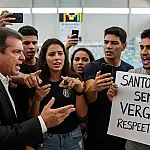 Tensão no Santos: Marcelo Teixeira discute com estudantes após protestos na Unisanta