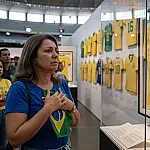 Museu do Futebol resgata mística da Amarelinha em nova exposição com relíquias de Pelé