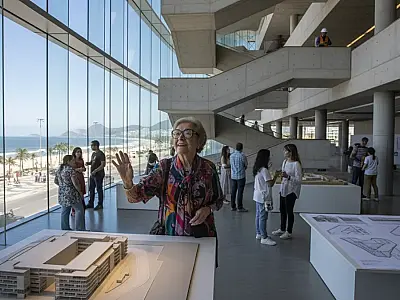 Fachada do novo MIS na Avenida Atlântica: arquitetura que dialoga com o mar de Copacabana. Foto: Agência Brasil