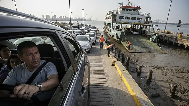 Motoristas enfrentam lentidão e filas nos bolsões da balsa entre Santos e Guarujá devido às condições da maré neste domingo.
