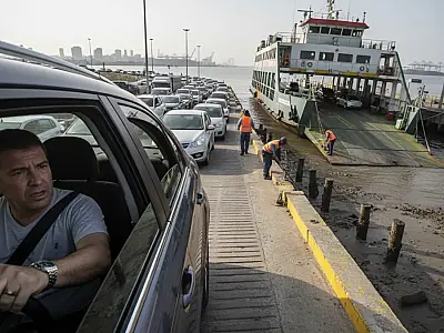 Maré baixa trava balsa Santos-Guarujá e gera filas no retorno do feriado