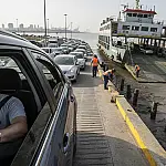 Maré baixa trava balsa Santos-Guarujá e gera filas no retorno do feriado
