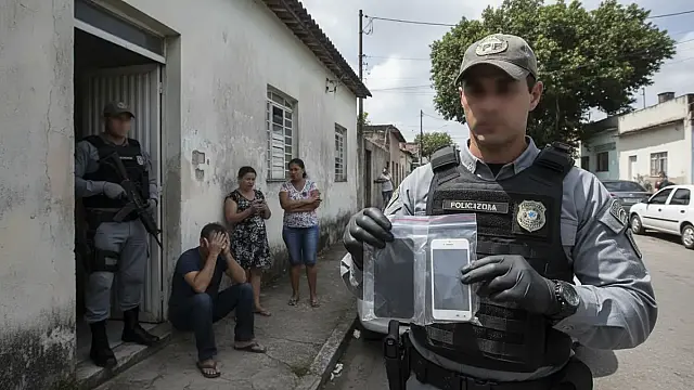 Agentes da Polícia Federal durante operação contra crimes cibernéticos em Niterói, Rio de Janeiro.
