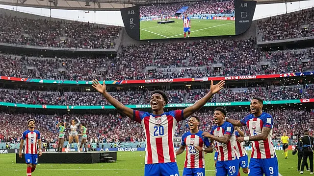 Folarin Balogun comemora um de seus dois gols na vitória dos EUA sobre o Paraguai no SoFi Stadium.
