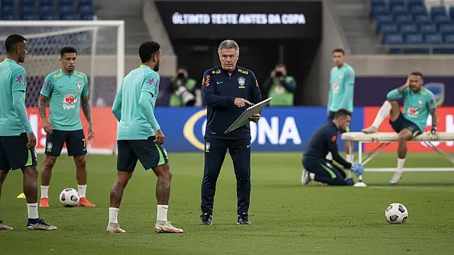 O técnico Carlo Ancelotti observa treino da Seleção Brasileira em preparação para o amistoso contra o Egito.