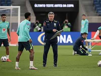 O técnico Carlo Ancelotti observa treino da Seleção Brasileira em preparação para o amistoso contra o Egito.