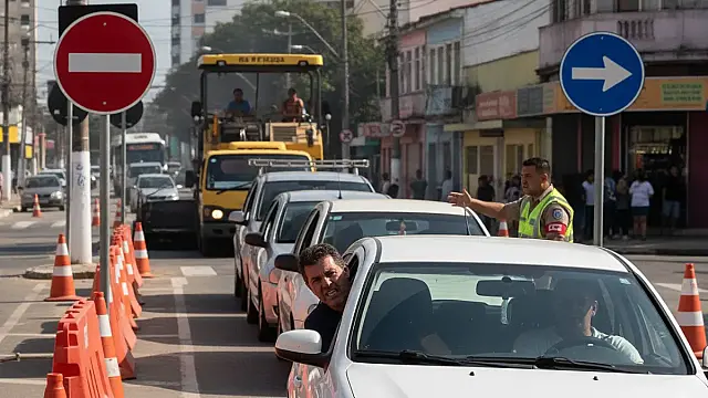 Trânsito no bairro Aparecida em Santos sofre alterações devido a obras de reurbanização na Alameda Armênio Mendes.