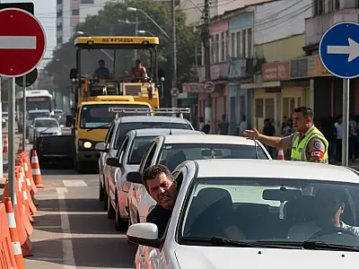 Trânsito no bairro Aparecida em Santos sofre alterações devido a obras de reurbanização na Alameda Armênio Mendes.