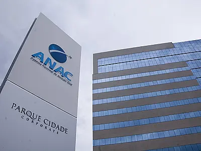 A redução da fiscalização da ANAC pode impactar a segurança e o custo das passagens aéreas no Brasil.