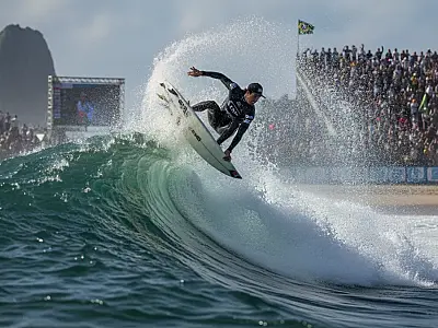 Torcida lota a Praia de Itaúna em Saquarema para acompanhar os ídolos do surf mundial na etapa brasileira da WSL.