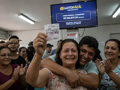 Sorteio da Lotofácil realizado no Espaço da Sorte, em São Paulo, distribuiu prêmio milionário para três estados.