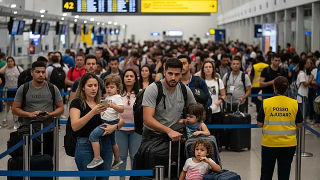 Movimentação intensa nos saguões exige planejamento redobrado dos passageiros durante o feriado.