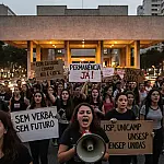 Estudantes ocupam a Avenida Paulista em protesto contra cortes nas universidades estaduais de SP