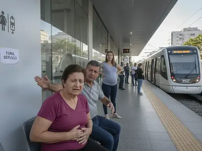Estações da segunda fase do VLT em Santos funcionam sem banheiros para passageiros.
