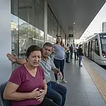 Falta de banheiros nas estações do VLT de Santos vira polêmica e mobiliza Câmara Municipal