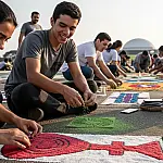 Jovens trocam telas por tradição: o movimento por conexões reais nos tapetes de Corpus Christi