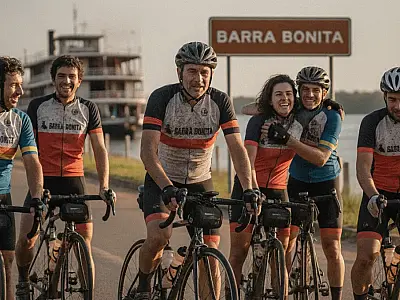 Grupo de ciclistas de Itanhaém celebra a superação dos 460 km percorridos até o interior paulista.
