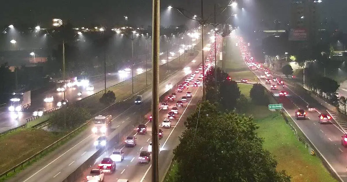 Bloqueio na Via Anchieta trava subida da serra; saiba como fugir do trânsito para SP