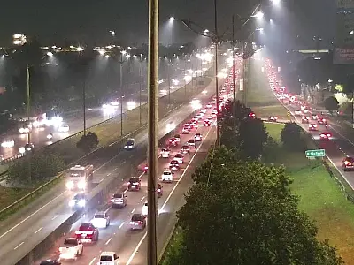 Interdição na subida da Serra gera lentidão e exige operação especial no Sistema Anchieta-Imigrantes.
