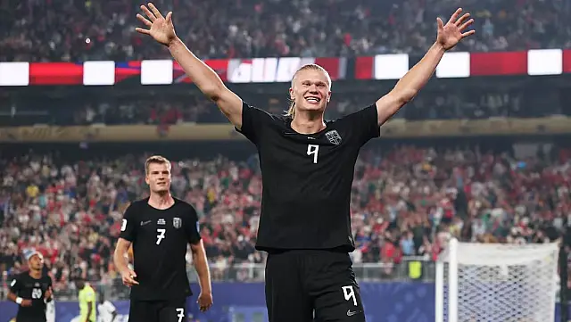 Erling Haaland comemora um de seus gols na vitória da Noruega sobre Senegal pela Copa do Mundo.