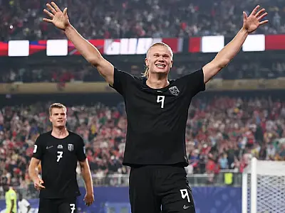 Erling Haaland comemora um de seus gols na vitória da Noruega sobre Senegal pela Copa do Mundo.
