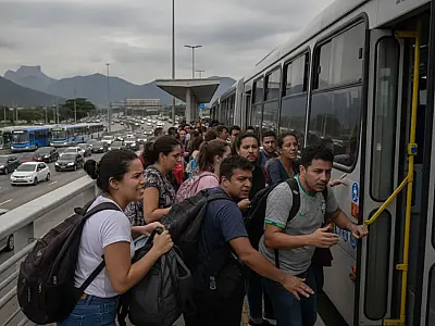 Motoristas de ônibus do Rio de Janeiro paralisam atividades nesta segunda-feira reivindicando reajuste salarial e melhores benefícios.