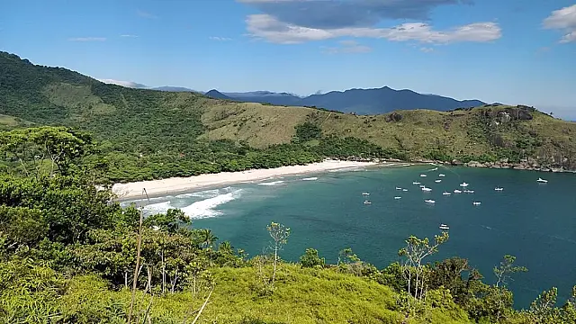 A Praia do Bonete em Ilhabela é famosa por sua preservação e ondas ideais para o surf.