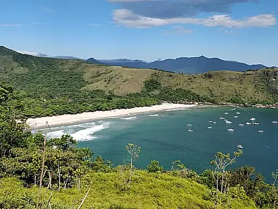 A Praia do Bonete em Ilhabela é famosa por sua preservação e ondas ideais para o surf.