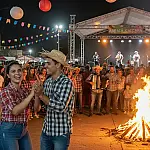 Arraiá Caiçara agita Bertioga: confira a programação gratuita com fogueira e música ao vivo