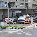 Carro invade mureta e fica pendurado no Canal 5 de Santos após vitória da Seleção