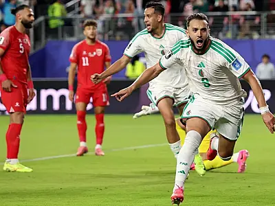 Jogadores da Argélia celebram o gol da virada que garantiu a permanência da equipe na Copa do Mundo.