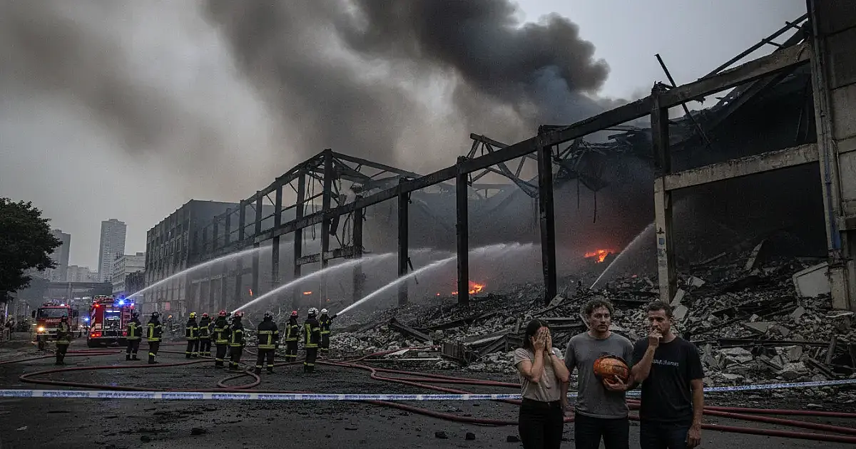 Incêndio de grandes proporções destrói distribuidora histórica na Lapa e mobiliza bombeiros em SP