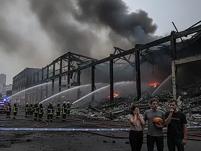 Bombeiros trabalham no combate às chamas em galpão de 10 mil metros quadrados na Lapa, em São Paulo.
