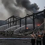 Incêndio de grandes proporções destrói distribuidora histórica na Lapa e mobiliza bombeiros em SP