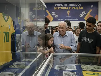 Exposição sobre a história da Copa do Mundo atrai visitantes na Biblioteca Municipal de Itanhaém.