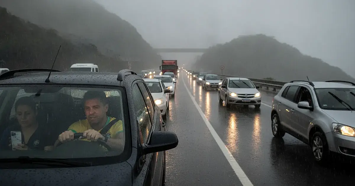 Trânsito para o litoral de SP: chuva e 'efeito Escócia' travam o Sistema Anchieta-Imigrantes
