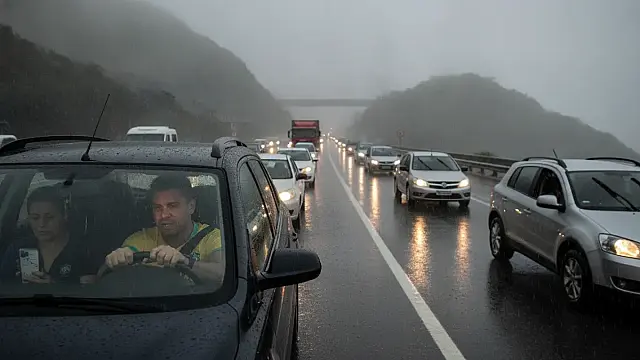 Congestionamento na Via Anchieta reflete combinação de chuva e alto fluxo de veículos em direção à Baixada Santista.
