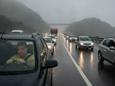 Congestionamento na Via Anchieta reflete combinação de chuva e alto fluxo de veículos em direção à Baixada Santista.