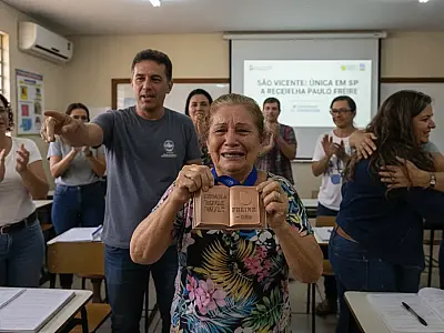 Sede da Secretaria de Educação de São Vicente comemora conquista inédita da Medalha Paulo Freire concedida pelo MEC.