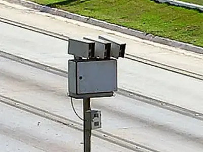 Equipes técnicas do Ipem SP realizam testes de precisão em radares de velocidade na rodovia SP 055.