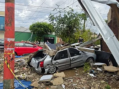 Equipes da Defesa Civil estadual trabalham na distribuição de telhas e insumos para famílias afetadas pelos temporais.