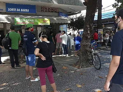 Operação da Loterj e do Ministério Público combate apostas esportivas irregulares que atuavam sem licença no Rio de Janeiro.